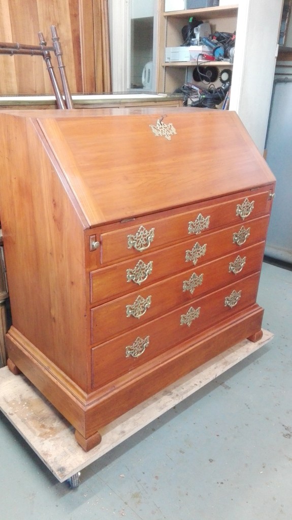 Bureau de pente en mélèze après restauration